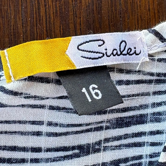 Sialei Elegant Black and White Women's Dress in excellent condition - Picture 3 of 5